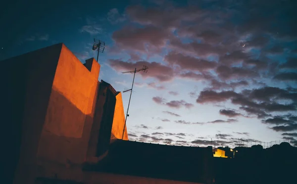 Szeroki Kąt Widzenia Dramatycznego Późnego Wieczornego Nieba Pięknym Chmurowym Krajobrazem — Zdjęcie stockowe