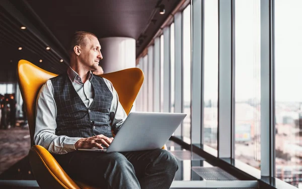 Een Knappe Blanke Ondernemer Zit Met Een Laptop Zijn Knieën — Stockfoto