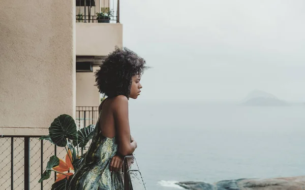 Vista Laterale Una Giovane Donna Afro Americana Assonnata Con Capelli — Foto Stock