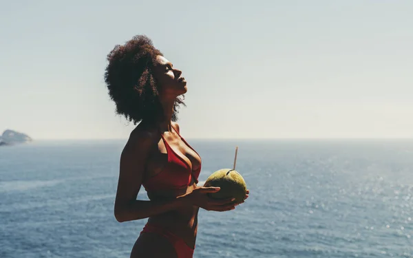 Silhouette Una Svelte Affascinante Ragazza Afro Americana Con Una Noce — Foto Stock