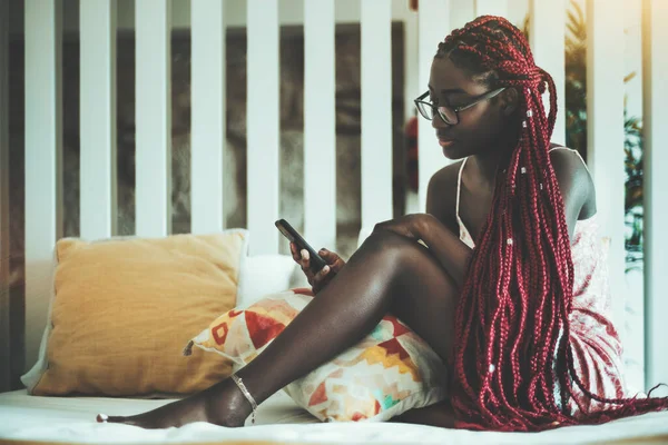 Uma Jovem Mulher Negra Adorável Óculos Camisa Noite Com Longas — Fotografia de Stock