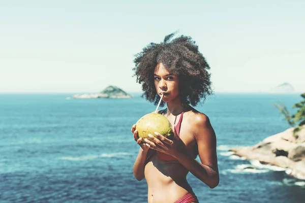 Uma Jovem Afro Americana Deslumbrante Com Cabelo Encaracolado Afro Cenários — Fotografia de Stock