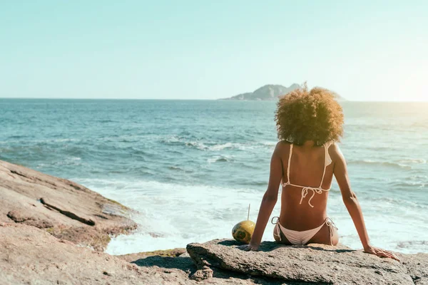 Vista Dietro Una Giovane Donna Afro Americana Con Capelli Ricci — Foto Stock