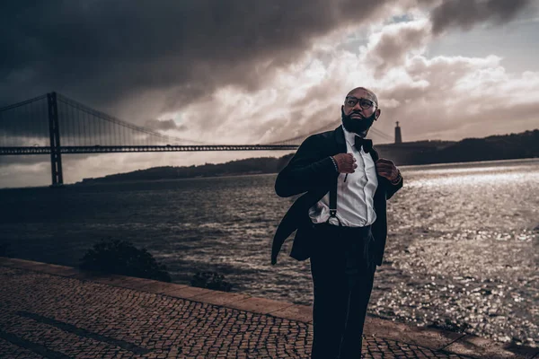 Élégant Noir Barbu Barbe Chauve Costume Mode Lunettes Est Debout — Photo