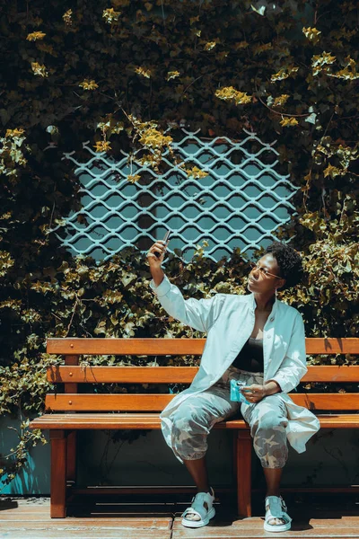 Una Joven Elegante Mujer Negra Con Gafas Sol Trinchera Blanca —  Fotos de Stock