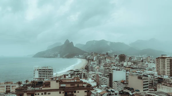 Widok Drona Wysokości Nad Ranem Deszczowy Krajobraz Miasta Copacabana Dzielnicy — Zdjęcie stockowe