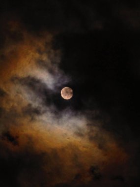 Gece bulutları içinde tam yıllık Eylül ayı mısırı. 