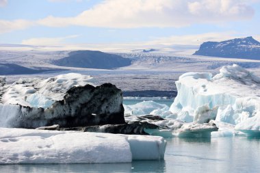 Jokulsarlon, İzlanda 'nın güneydoğusundaki Vatnajkull Ulusal Parkı sınırında bulunan bir buzul gölüdür.
