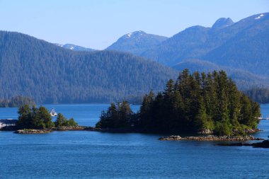 Alaska, Sitka Boğazı 'ndaki ada manzarası
