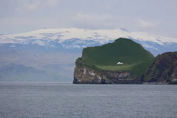 Ilha Islandesa Ellidaey Arquipélago Vestmannaeyjar Com Glaciar Eyjafjallajokull Fundo — Fotografia de Stock