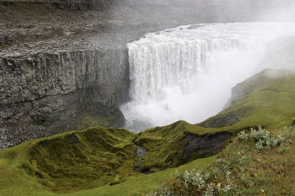 北東アイスランドのバチカル国立公園に位置し ヨーロッパで最も強力な滝であると評されている — ストック写真