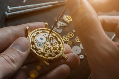 Mekanik saat tamiri. Saatçi tamir ediyor.