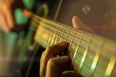 Gitar çalıyor, adam gitar çalıyor, yakın çekim.