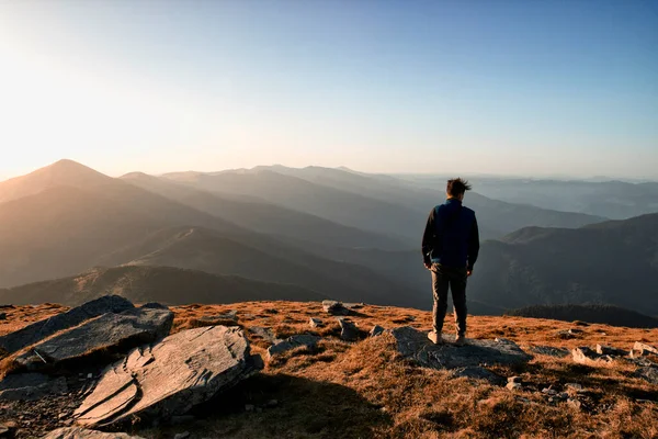 Mens Voelt Vrijheid Top Van Mountian — Stockfoto