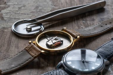 Saatin aküsünü değiştiriyorum, saat tamircisinin atölyesini kapatıyorum.