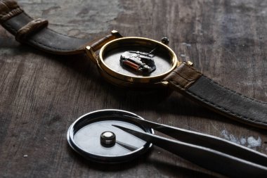 Saatin aküsünü değiştiriyorum, saat tamircisinin atölyesini kapatıyorum.