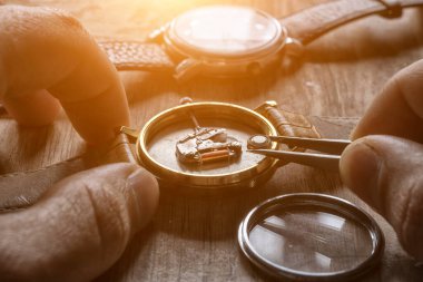 Saatin aküsünü değiştiriyorum, saat tamircisinin atölyesini kapatıyorum.