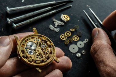 Mekanik saat tamiri. Saatçi tamir ediyor.