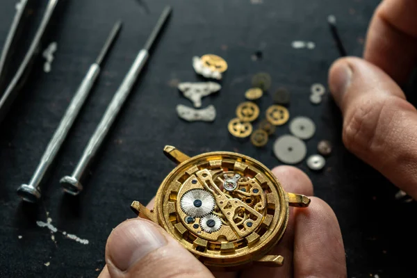 Naprawa Zegarków Mechanicznych Zegarmistrz Naprawia — Zdjęcie stockowe