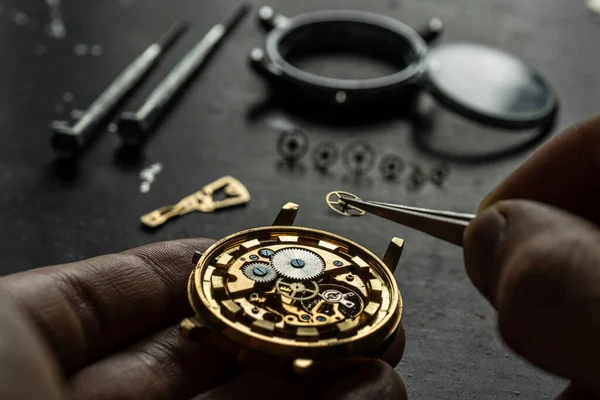 Reparação Relógio Mecânico Relojoeiro Está Reparando — Fotografia de Stock