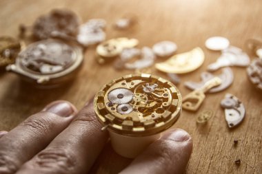 Saatçi kol saatini tamir ediyor, mekanik saat, kapat.