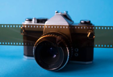 Mavi arka planda film kamerası, kamera için film.