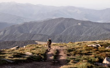 Atlı adamlar, adam atlı süvarileri kandırıyor.