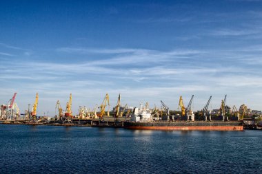 Kargo limanı, limandaki kargo gemisi, yükleme işlemi...