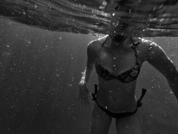 Fit Girl Jest Pod Wodą Czarno Białym — Zdjęcie stockowe