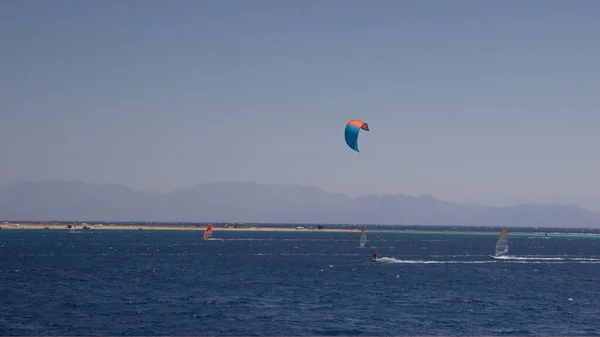 Lidé Dělají Kitesurfing Windsurfing — Stock fotografie