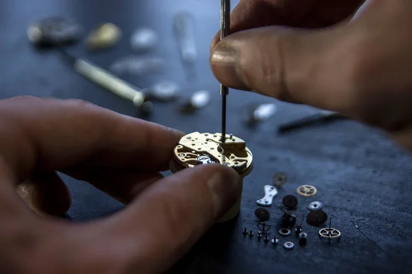 Orologiaio Sta Riparando Gli Orologi Meccanici Nella Sua Officina — Foto Stock