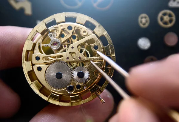 Часовщик Ремонтирует Механические Часы Своей Мастерской — стоковое фото