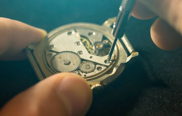 Часовщик Ремонтирует Механические Часы Своей Мастерской — стоковое фото