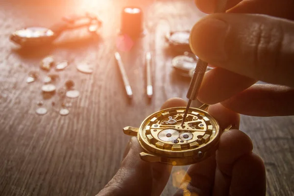 Orologiaio Sta Riparando Gli Orologi Meccanici Nella Sua Officina — Foto Stock