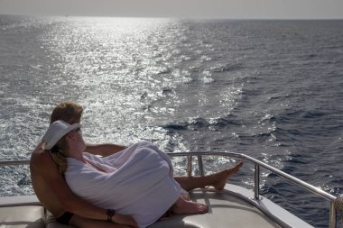 Aşık bir çift, teknede romantik bir ortam.