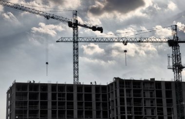 İnşaatçılar inşaat alanında çalışıyorlar.