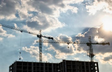 İnşaatçılar inşaat alanında çalışıyorlar.