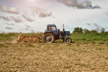 Traktör tarlada çalışıyor, gündüz.