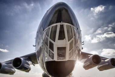 Gökyüzünde bir uçak, büyük bir uçak, bulutlar