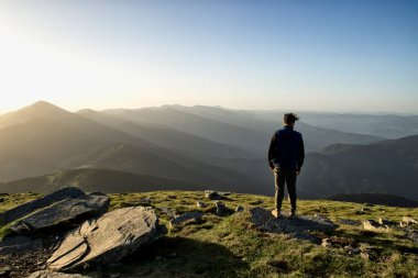 İnsanoğlu dağın tepesinde özgürlüğü hissediyor.