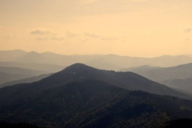 Dağlarda gün batımı, gökyüzü, bulutlar, turuncu