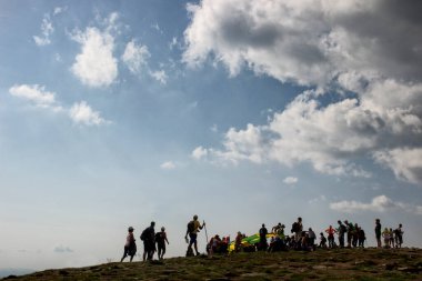 Bir grup insanın siluetleri...