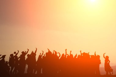 Elleri havada komik insanlar, eğlence, günbatımı