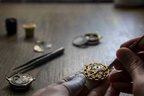 Orologio Maker Sta Riparando Orologio Meccanico Epoca — Foto Stock