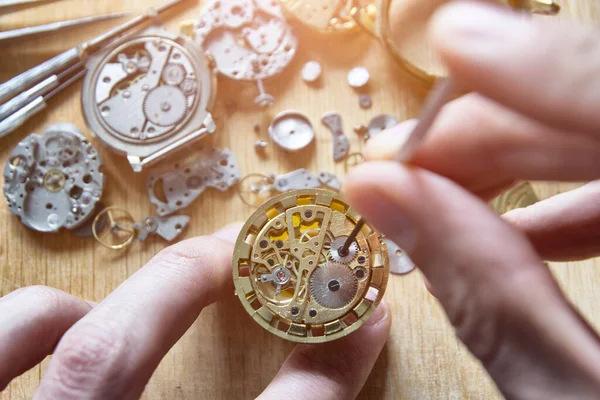 Relojero Está Reparando Los Relojes Mecánicos Taller —  Fotos de Stock