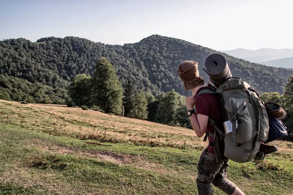 Sırt Çantalı Bir Asker Dağlarda Yürüyor — Stok fotoğraf