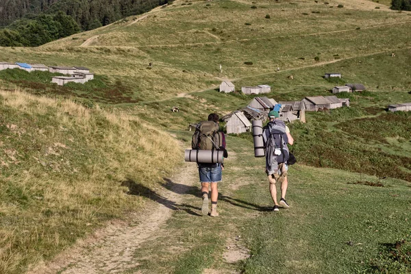 Туристы Гуляют Горах День — стоковое фото