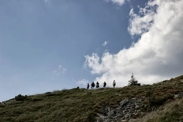 Группа Людей Хребте Облака — стоковое фото