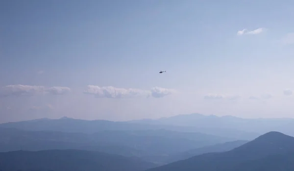 Salvación Las Montañas Helicóptero Está Volando — Foto de Stock