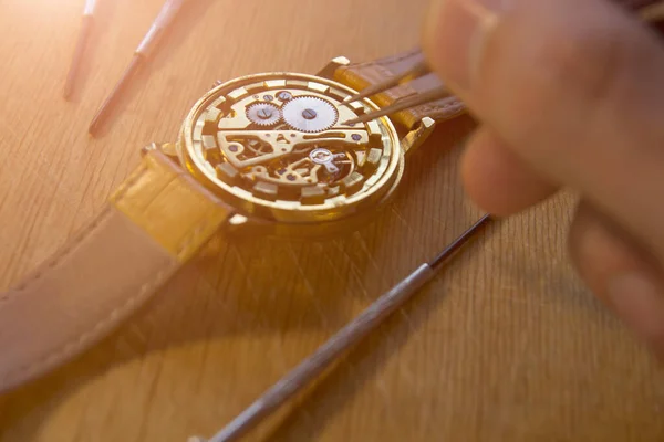 Relojero Está Reparando Los Relojes Mecánicos Taller — Foto de Stock